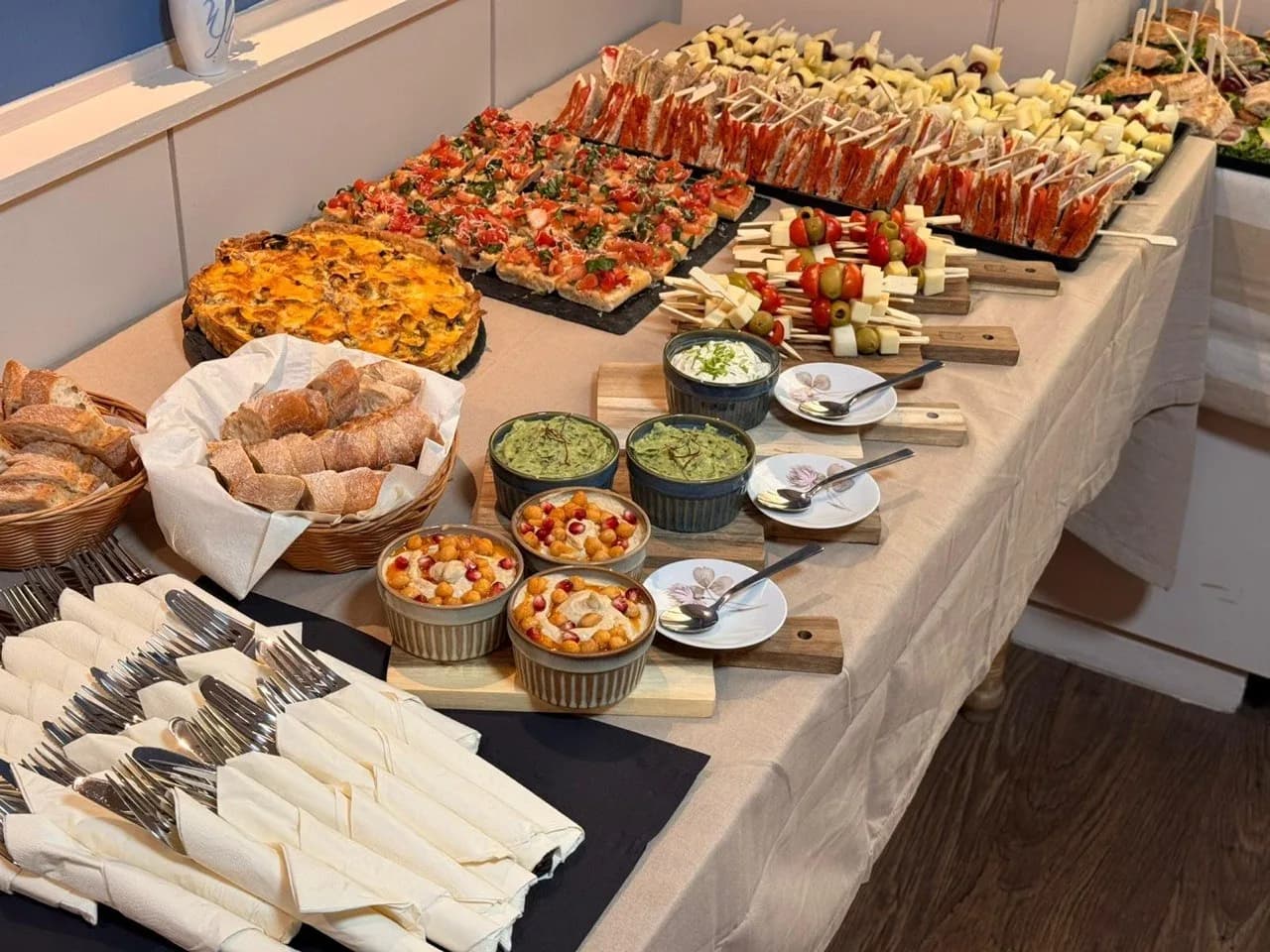 Dips, Brot und Spieße auf dem Buffet