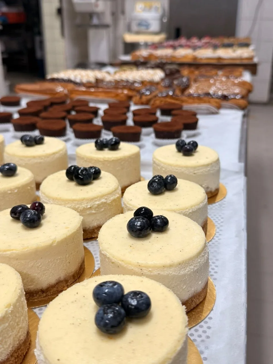 Cheesecakes mit Heidelbeeren in der Backstube