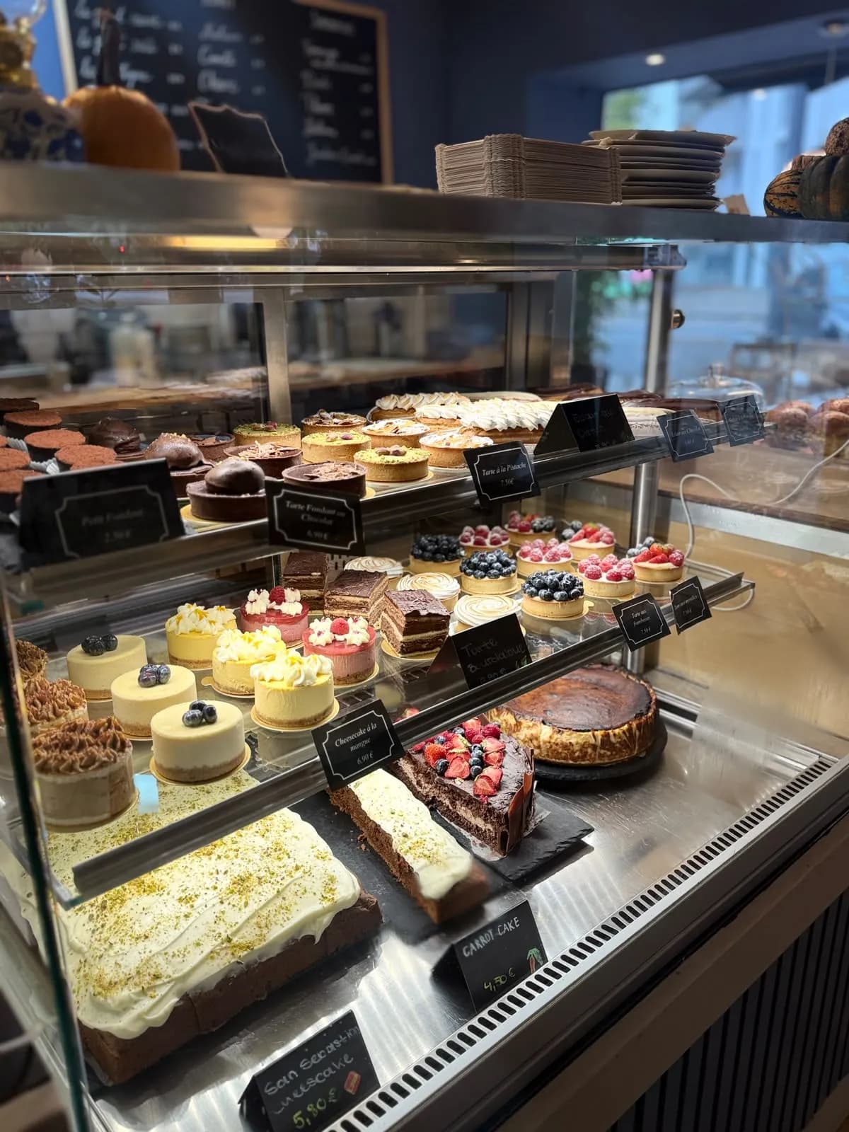 Die Kuchenvitrine mit Tartes, Cheesecakes und Torten