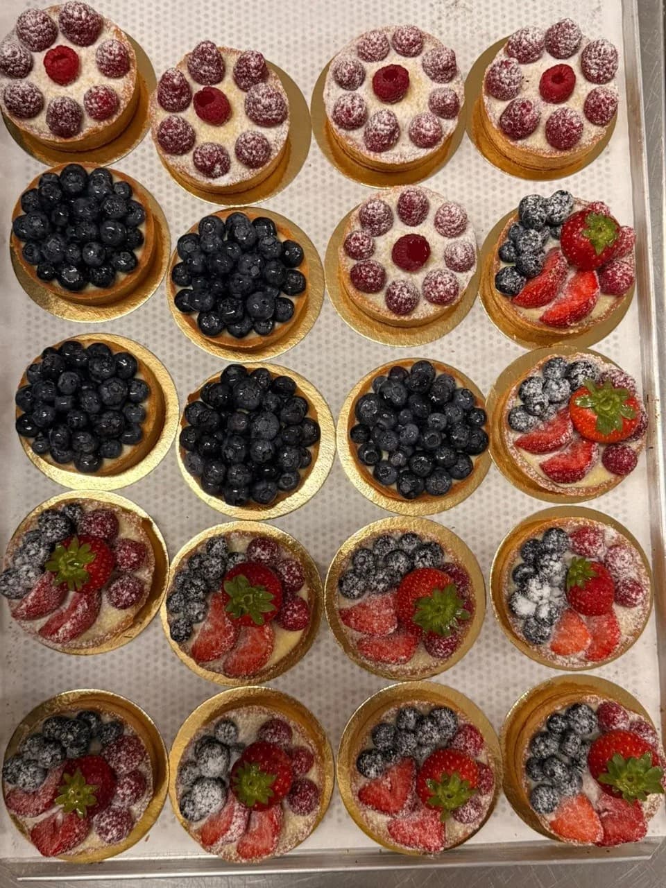Tartelettes mit Himbeeren, Heidelbeeren und Erdbeeren von oben